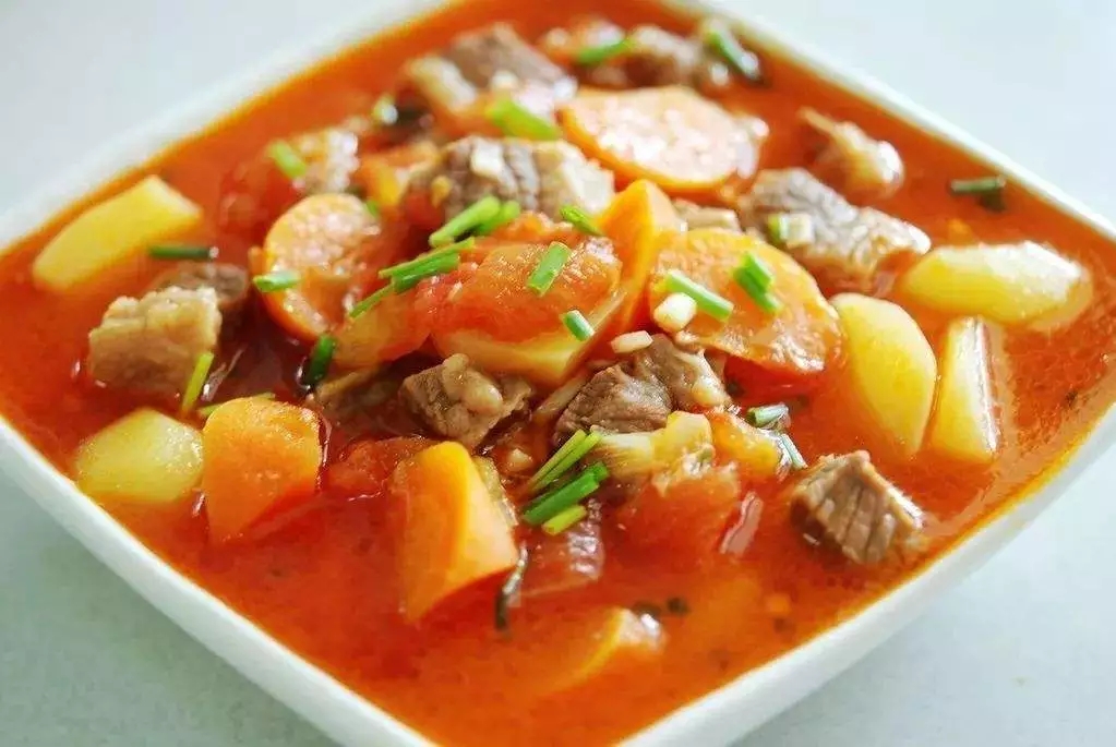 番茄土豆和牛肉是十分常见的食材搭配,但别小看这三样东西,料理后的